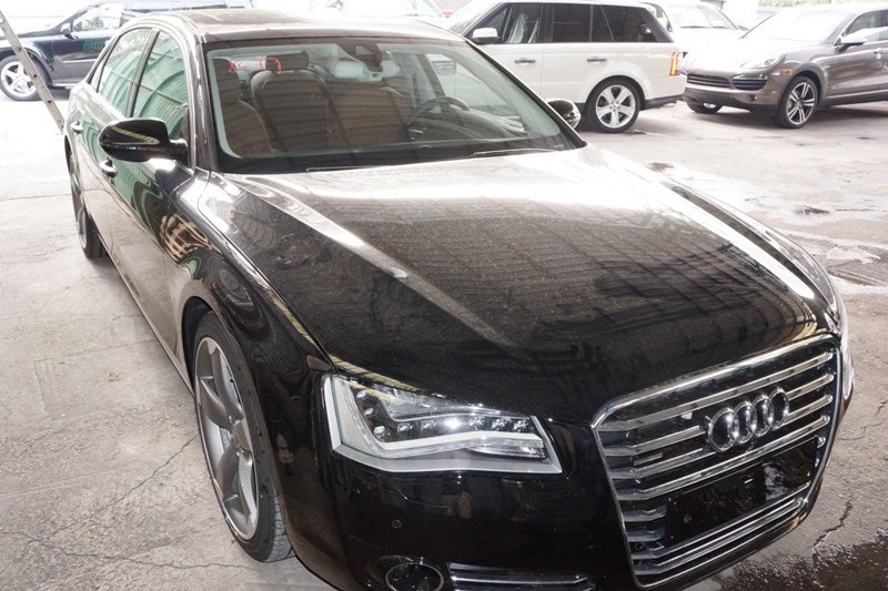 2013` 全新 奧迪 A8 4.0L  德國版 (黑色/啡*格仔*皮)